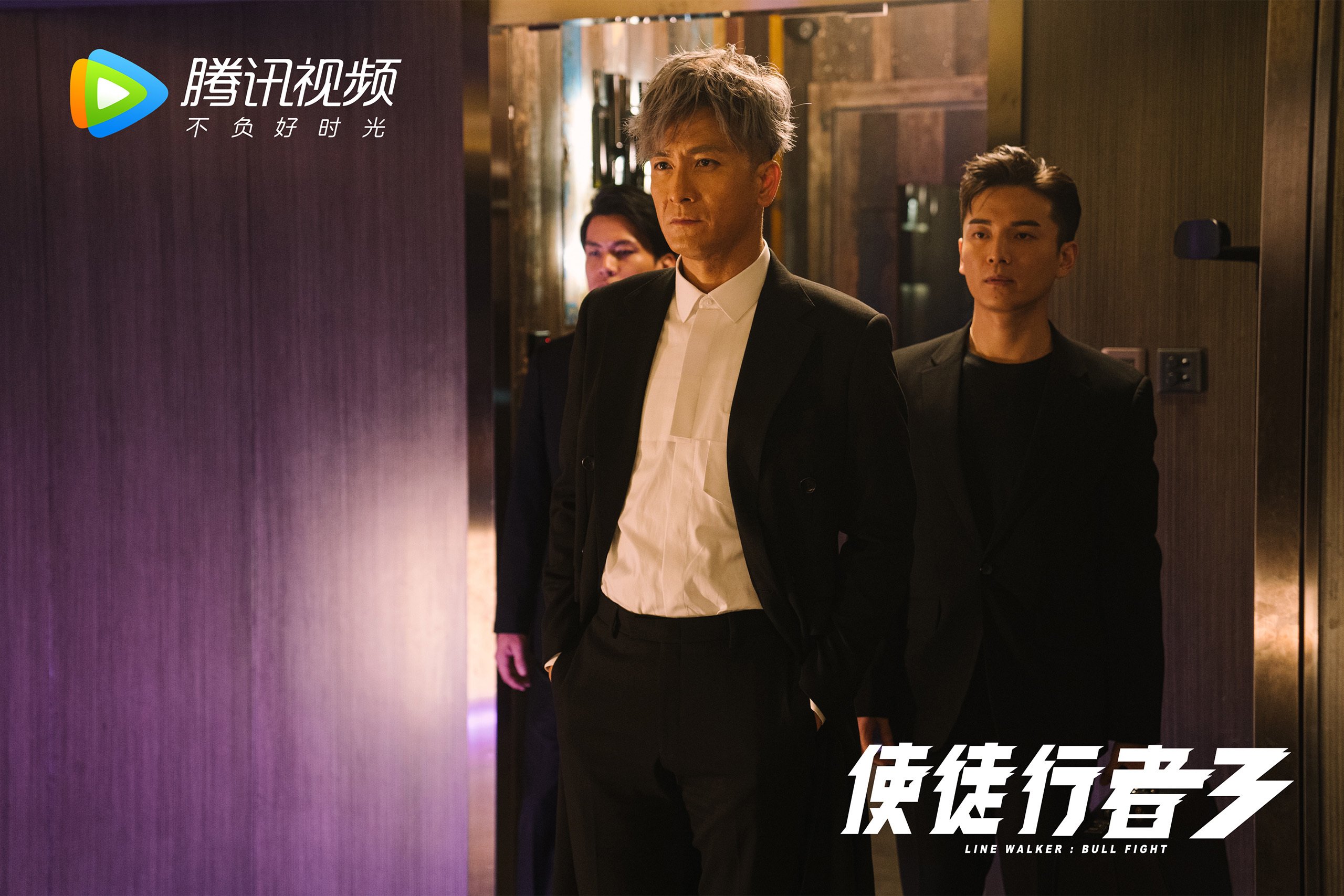 _云端天幕跑：虚拟现实中的极速飞行_，云端天空